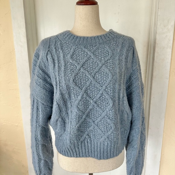 AE 77 American Eagle Powder Blue Cable Knit Wool Sweater Size M - Picture 2 of 9